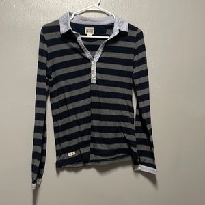 converse v neck long sleeve t shirt (NEW CONDITION)